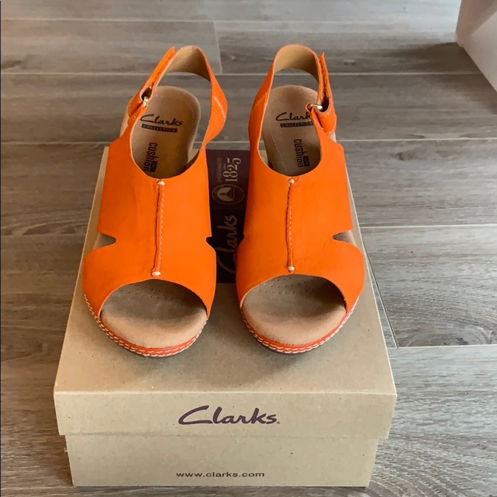 Clarks women’s sandals 7cm wedges heel.